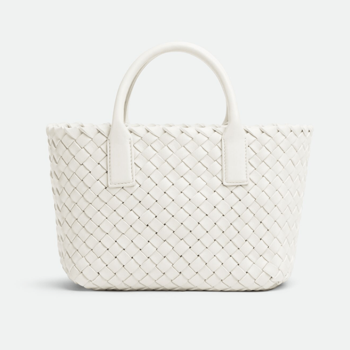 バッグ「CABAT（カバ）」￥517,000【サイズ：縦15×横20×マチ12cm、素材：ラムスキン、色：ホワイト】