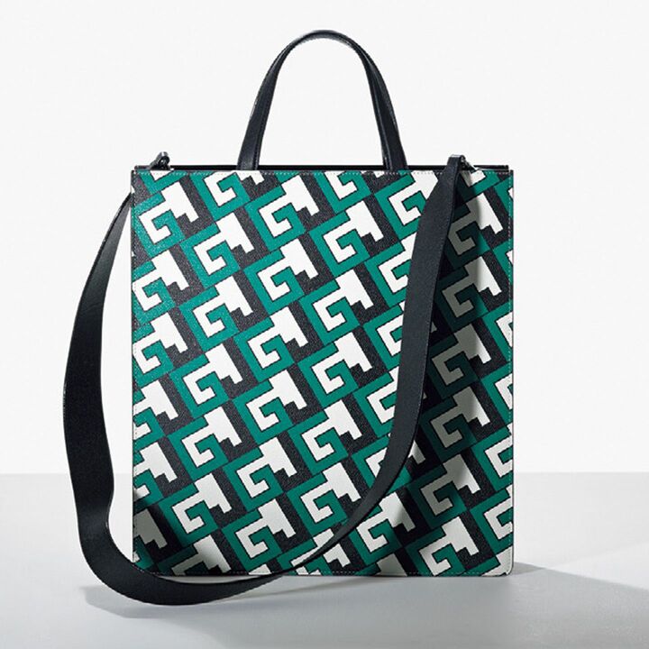 「JG」というイニシャルのトート。トートバッグ［縦38×横36×マチ7cm］￥478,000＋デザイン料￥18,055（ヴァレクストラ・ジャパン）