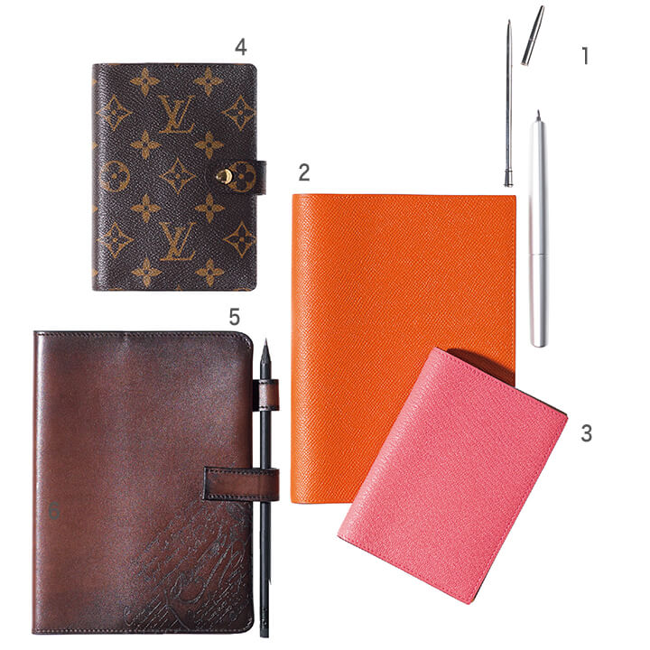 1.右から／ペン￥155,800・替え芯￥800・手帳用ボールペン￥37,000（エルメスジャポン）・2.表はオレンジ、裏はピンクカバーとなっています。カバー［縦19.5×横14.3cm］￥85,000・レフィル￥14,000（エルメスジャポン）・3.やわらかな山羊革の大人ピンク。カバー［縦13.5×横9.8cm］￥50,000・レフィル￥15,500（エルメスジャポン）・4.歴史ある技術力を感じるしっかりとしたつくりです。［縦14×横10cm］￥38,000（ルイ・ヴィトン）・5.上質レザーの風合いと細密なスクリット（カリグラフィ風のエンボス）が、スタイリッシュな個性を表現します。上カバー［縦20×横14cm］￥115,000（ベルルッティ）、鉛筆／私物　[Precious2019年1月号135ページ] 　