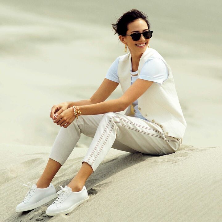 カットソー￥73,000・ベスト￥168,000・パンツ￥139,000（ブルネロ クチネリ ジャパン）、サングラス￥47,000（アイヴァン 7285 トウキョウ〈アイヴァン 7285〉）、ピアス￥555,000・［左］バングル￥1,550,000・［中］ブレスレット￥400,000・［右］バングル￥250,000（ティファニー・アンド・カンパニー・ジャパン・インク）、靴￥85,000（リエート〈サントーニ〉）