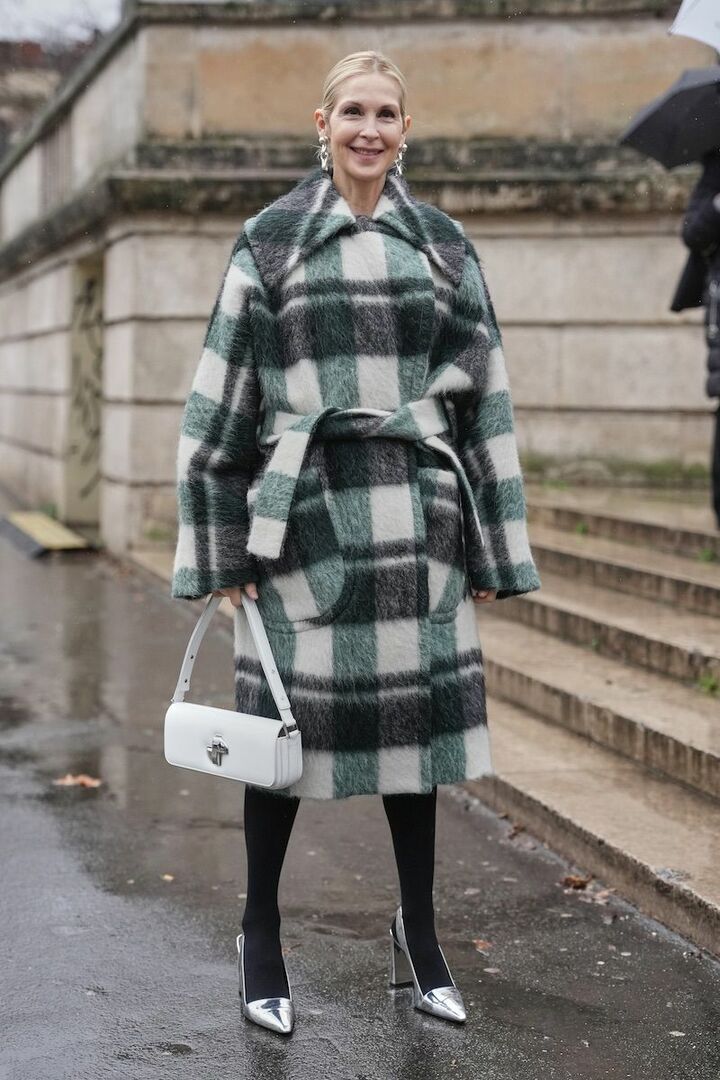 シューズの色を拾って、イヤリングもシルバーでリンク。