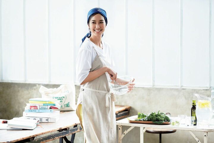 Tシャツ￥28,000（オールウェイズ〈M・fil〉）、エプロン￥12,000 （プレインピープル丸の内〈プレイ ンピープル〉）、パンツ￥79,000 （ウールン商会〈ファビアナ フィリッピ〉）、スカーフ［参考価格］￥22,000（アマン〈アルテア〉）