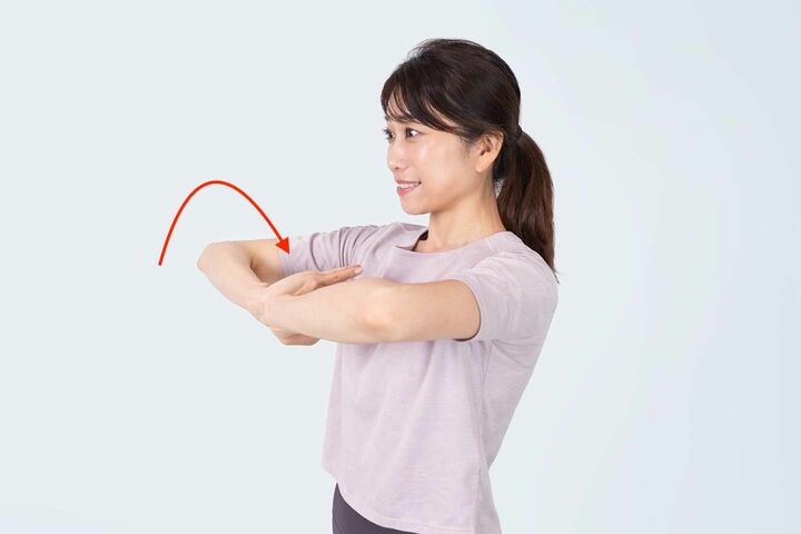 肘を曲げながら手首を回転させて指先を胸の方へ向ける