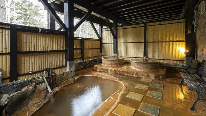 岐阜県下呂市にある「濁河（にごりご）温泉ロッジ」の大浴場露天