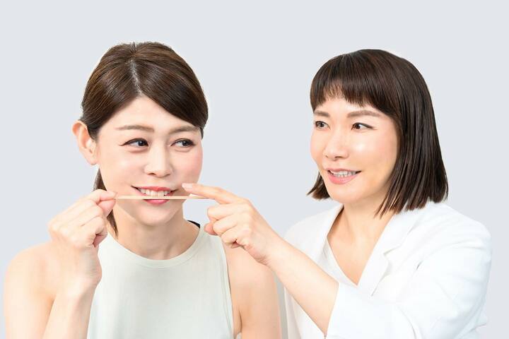 2人の女性　メソッドの指導をしている