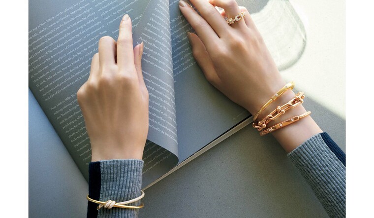 ティファニーのリングとブレスレットを着用したモデルの大塚まゆかさんの手元