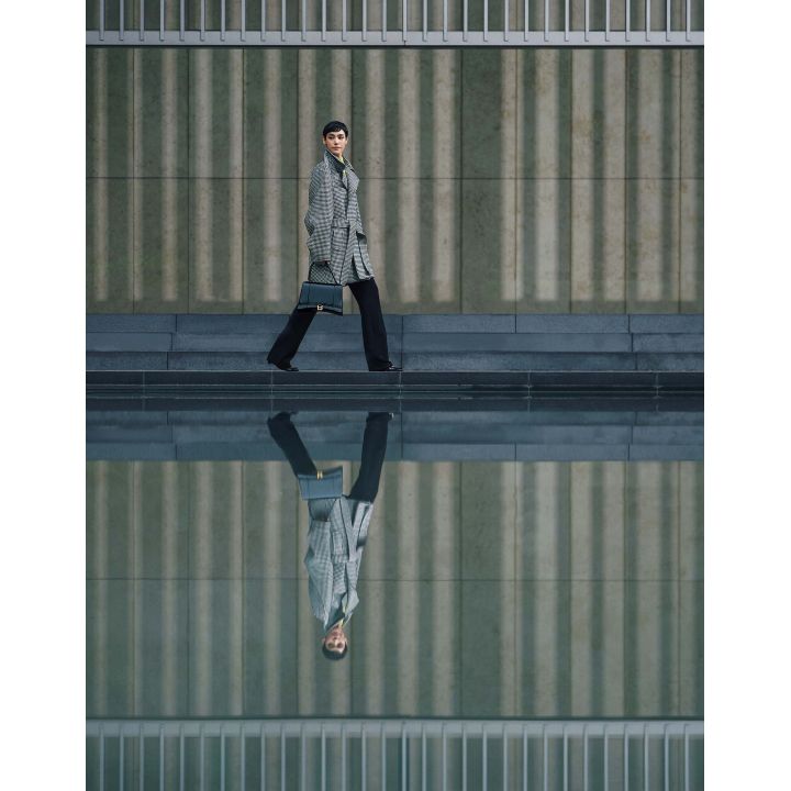 バッグ『アワーグラス トップ ハンドルM』・コート・ブラウス・パンツ・靴(バレンシアガ ジャパン) 撮影/生田昌士(hannah) BY:『Precious10月号』小学館、2019年