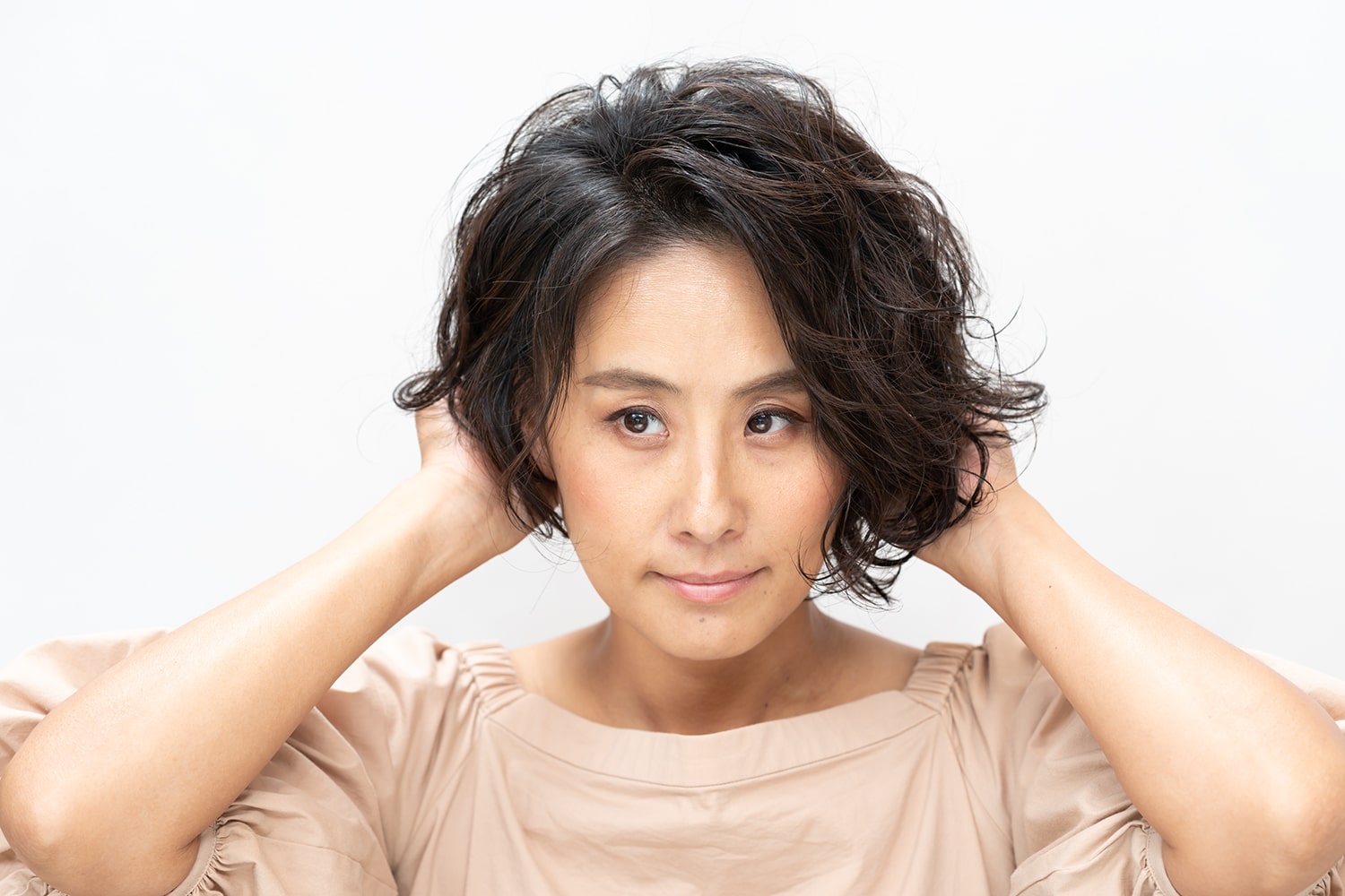 ハード系のワックスを使用。パール粒ふたつ分くらいを目安に、髪の量に合わせて多めに馴染ませるのがポイント。