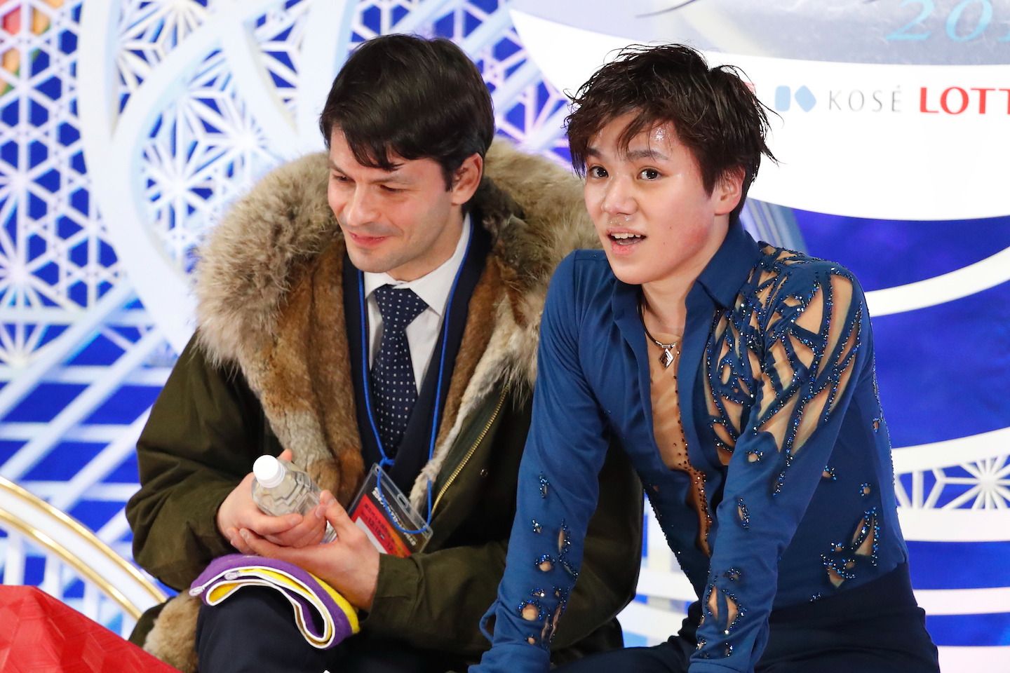 全日本選手権のキス&クライにて。「スケートの楽しさ」を思い出させてくれたというコーチと。写真:田村翔/アフロスポーツ