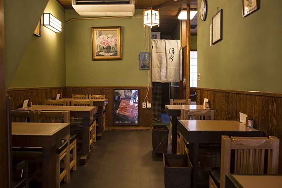手前にテーブル席があり、その奥に小上がりを配置したつくり。飾らない庶民派を貫きながらも、滋賀県の郷土民画である古い大津絵が飾られるなど、老舗らしい一面もあります