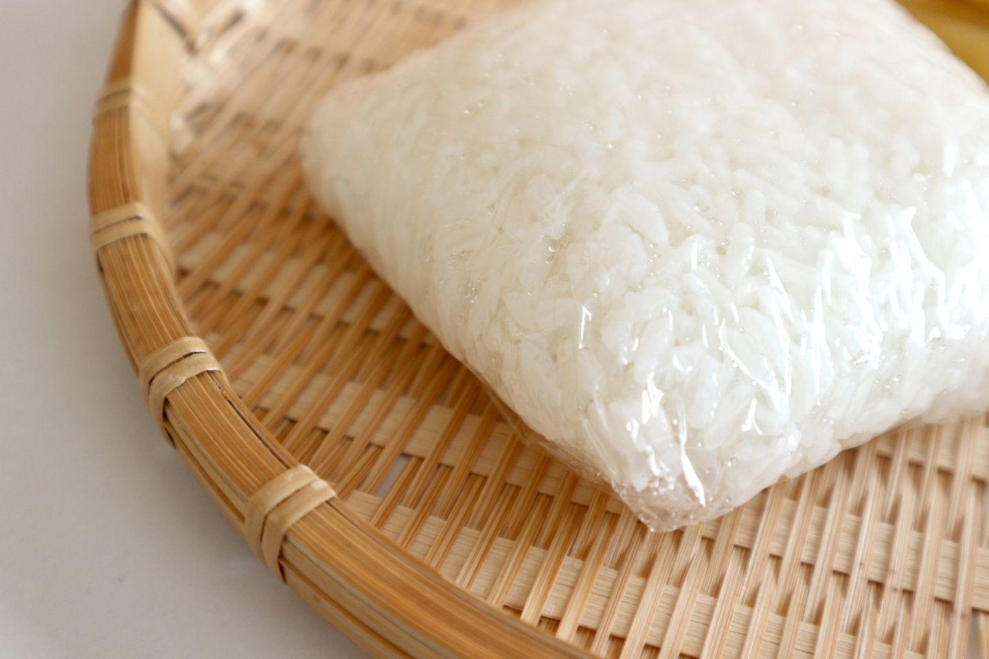 ラップで巻いたご飯のイメージ