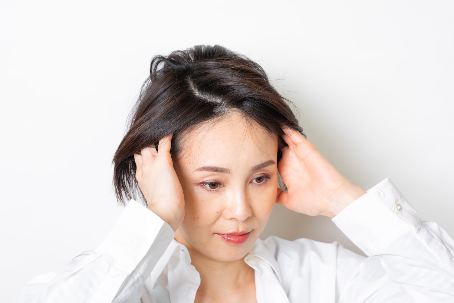 ワックスを手のひらにのばし、髪の内側につけるイメージで全体になじませる。サイドはタイトに、前髪は額から話して立体的に仕上げて。