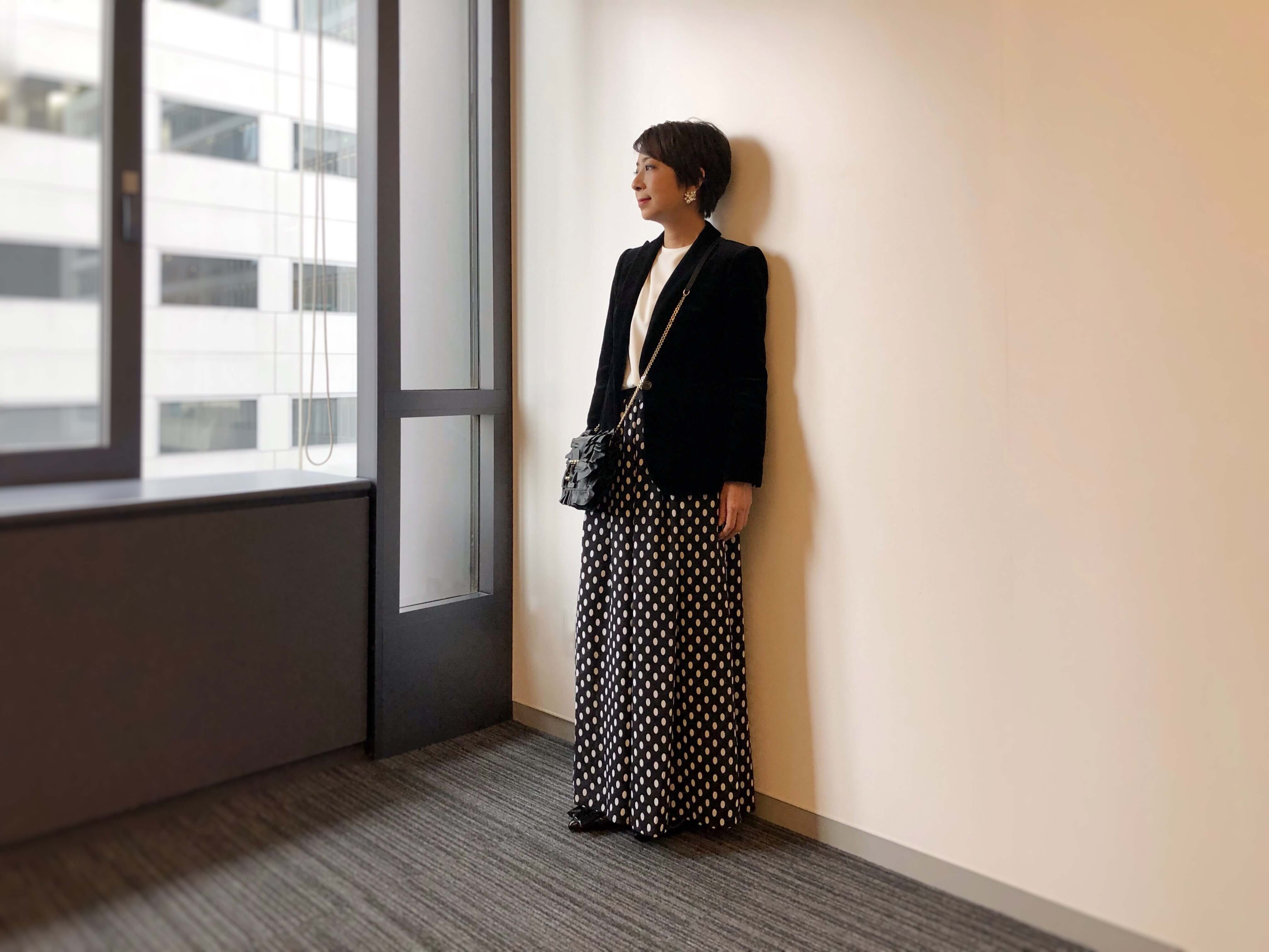 白のブラウスは襟ぐりが広すぎず狭すぎず絶妙で、ジャケットインに欠かせない存在です。ジャケット・ピアス/J.Crew ブラウス/ポール・スチュアート パンツ/M・Fil バッグ/ロジェ ヴィヴィエ 靴/ピエール アルディ
