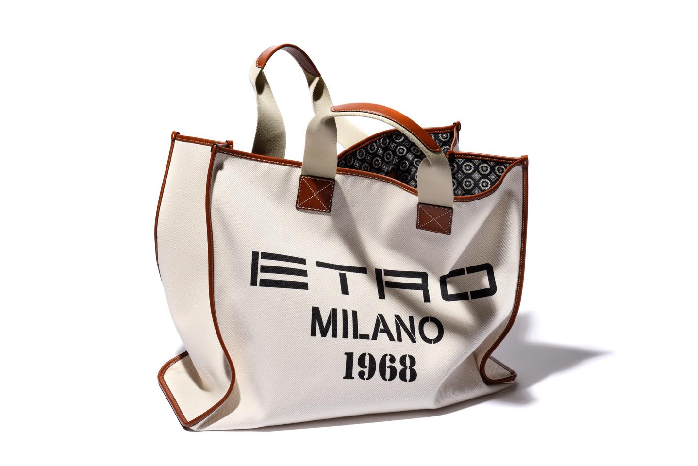 【W54×H47.5×D22cm】トートバッグ¥149,600(エトロ ジャパン)