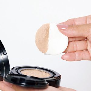 【クッションコンパクト】 最も厚塗りになる危険あり。パフの半分の量が最適。粉っぽさを回避するには、とる量を加減するのが最善策。特に目の下、口周りは乾きやすいので薄くのせること。