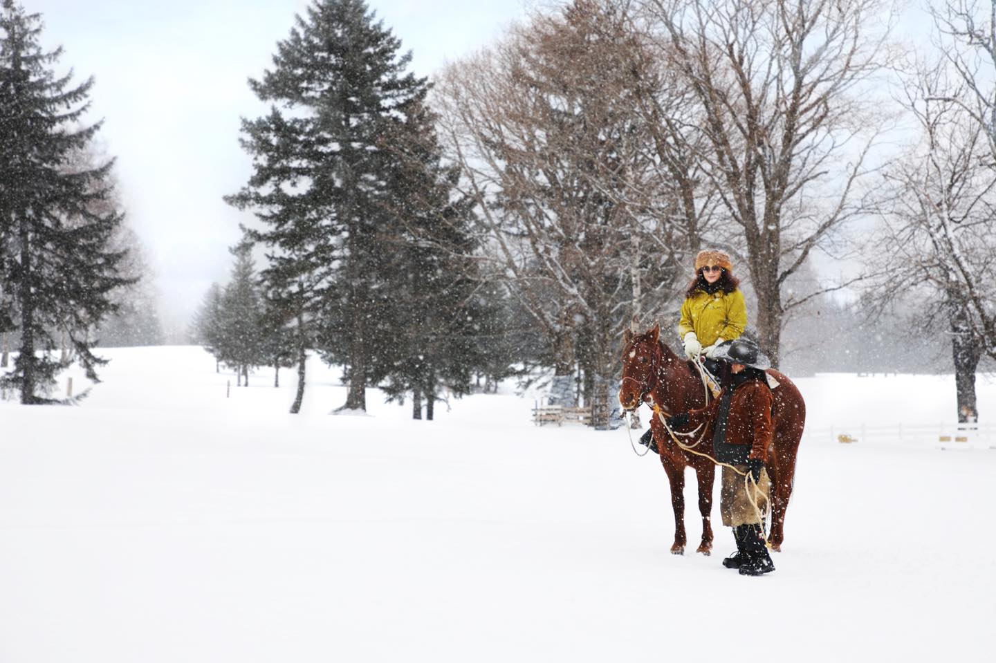 引き馬による雪上乗馬。他ではなかなかできない貴重な体験に。ウェアはホテル内のサロモンショップでレンタルしました。