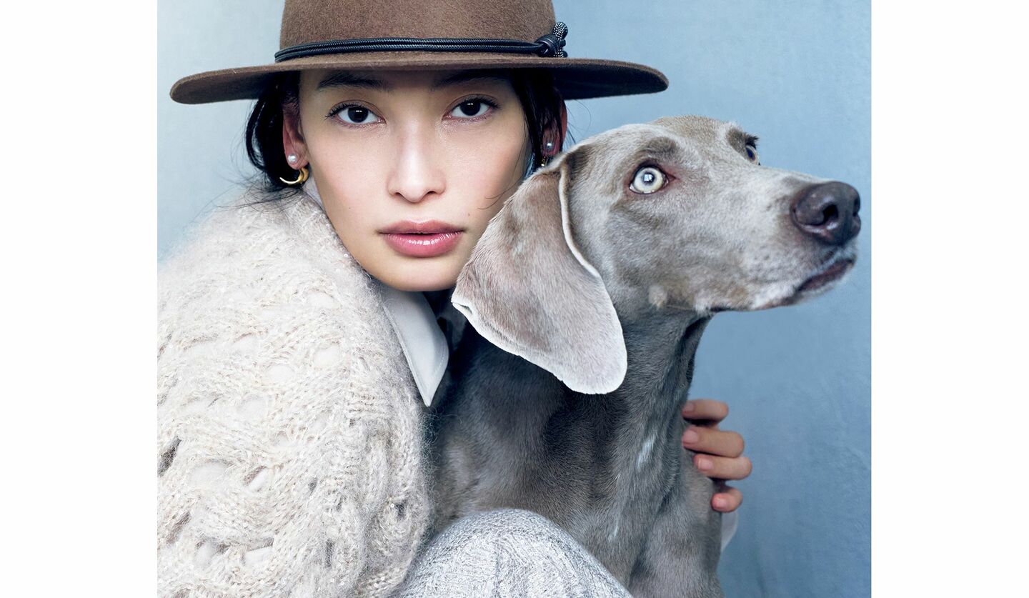 「ブルネロ クチネリ」のウエアを着用したモデルの大政絢さんと犬モデルのガウナ