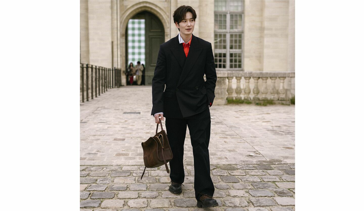 「ロエベ」アンバサダーに就任した俳優・岡田将生さんがバッグ『アマソナ180』を携えたカット
