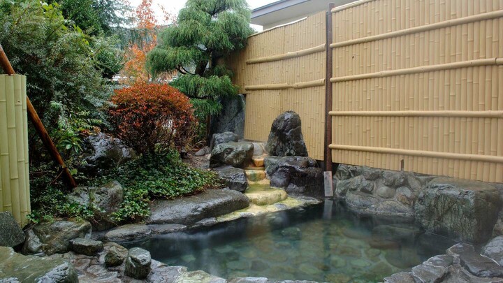 山形県・小野川温泉にある「高砂屋」の大浴場露天風呂。