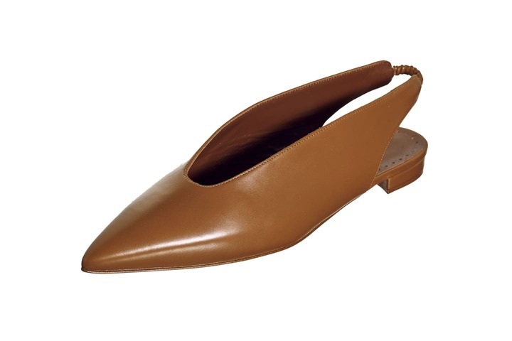 靴『タクスパフラット』［ヒール1.0㎝］￥111,000（ブルーベル・ジャパン〈マノロ ブラニク〉）