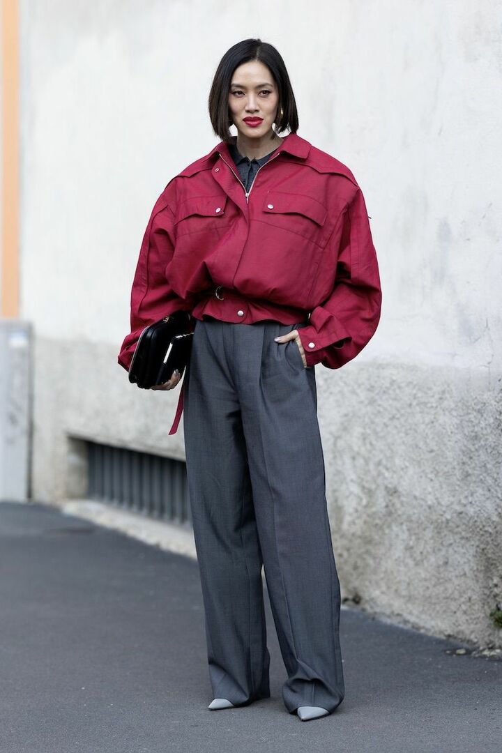 丸みのあるブルゾンとストレートパンツでメリハリシルエットを形成。