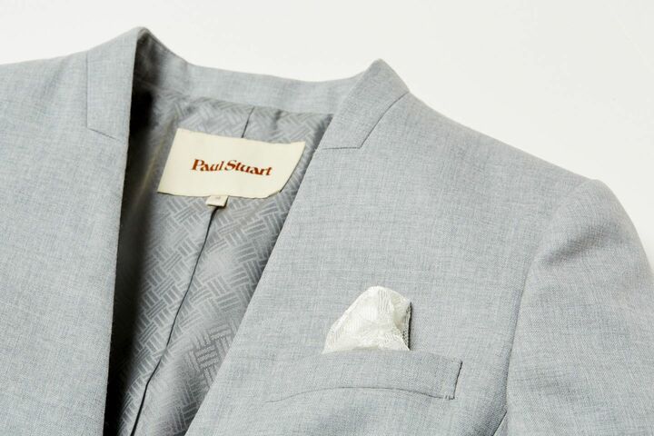 さらに驚くべくは、必要なときに引き出せるようポケット内に縫い付けられた、レースのハンカチーフの存在!