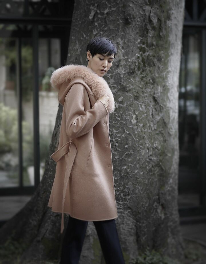 コート¥715,000(ヘルノ・ジャパン)、パンツ¥71,500(サン・フレール〈レ・コパン〉)、ピアス¥411,400(ベルシオラ)