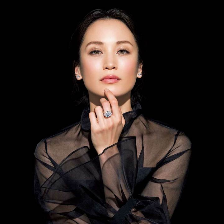 リング『ザ グラフ プロミス』セッティング［プラチナ×センターダイヤモンド10.02カラット］￥330,092,593・イヤリング［プラチナ×ホワイトゴールド×ダイヤモンド1.02カラット・1.01カラット］￥9,351,852（グラフ）　ブラウス￥100,000（オールウェイズ〈MIKAKO NAKAMURA〉