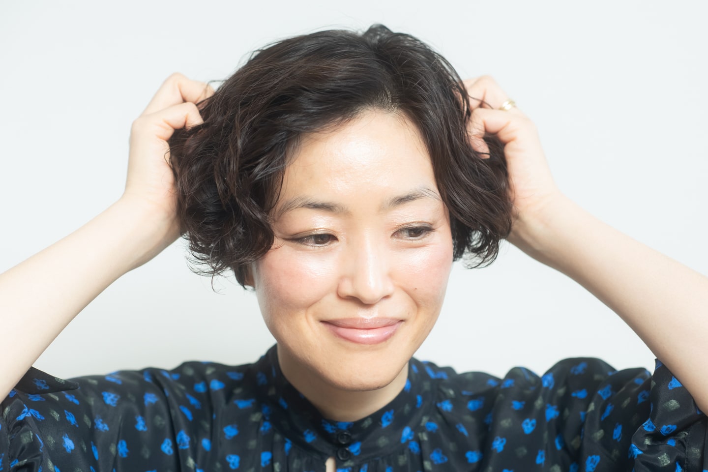 軽めのオイル系ワックスを手のひらになじませ、髪全体になじませて、程よい束感を出す。あとは自然乾燥でOK。