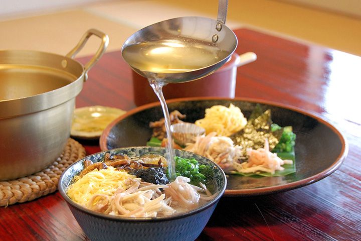 レストランでは、伝統的な味付けの鶏飯をいただける
