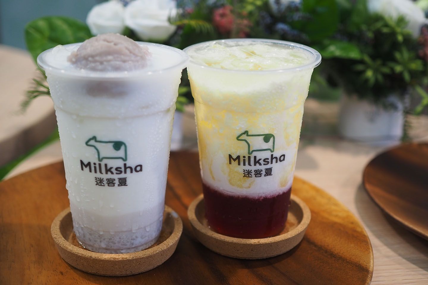 左/「大甲タロイモミルク(大甲芋頭鮮奶)」と、右/近日中に台湾限定で販売予定の「フルーツヨーグルト(水果優格飲)ハイビスカスパイナップル味」
