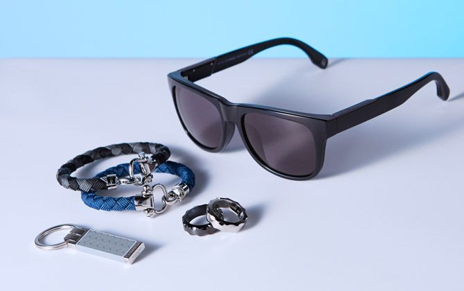 上/サングラス ¥33,000、中央左/黒とグレーのコンビブレスレット ¥34,000、青のブレスレット ¥34,000、中央右/ステンレススチールリング ¥19,000、ブラックセラミックリング ¥30,000、下/キーリング ¥17,000(すべて税抜)