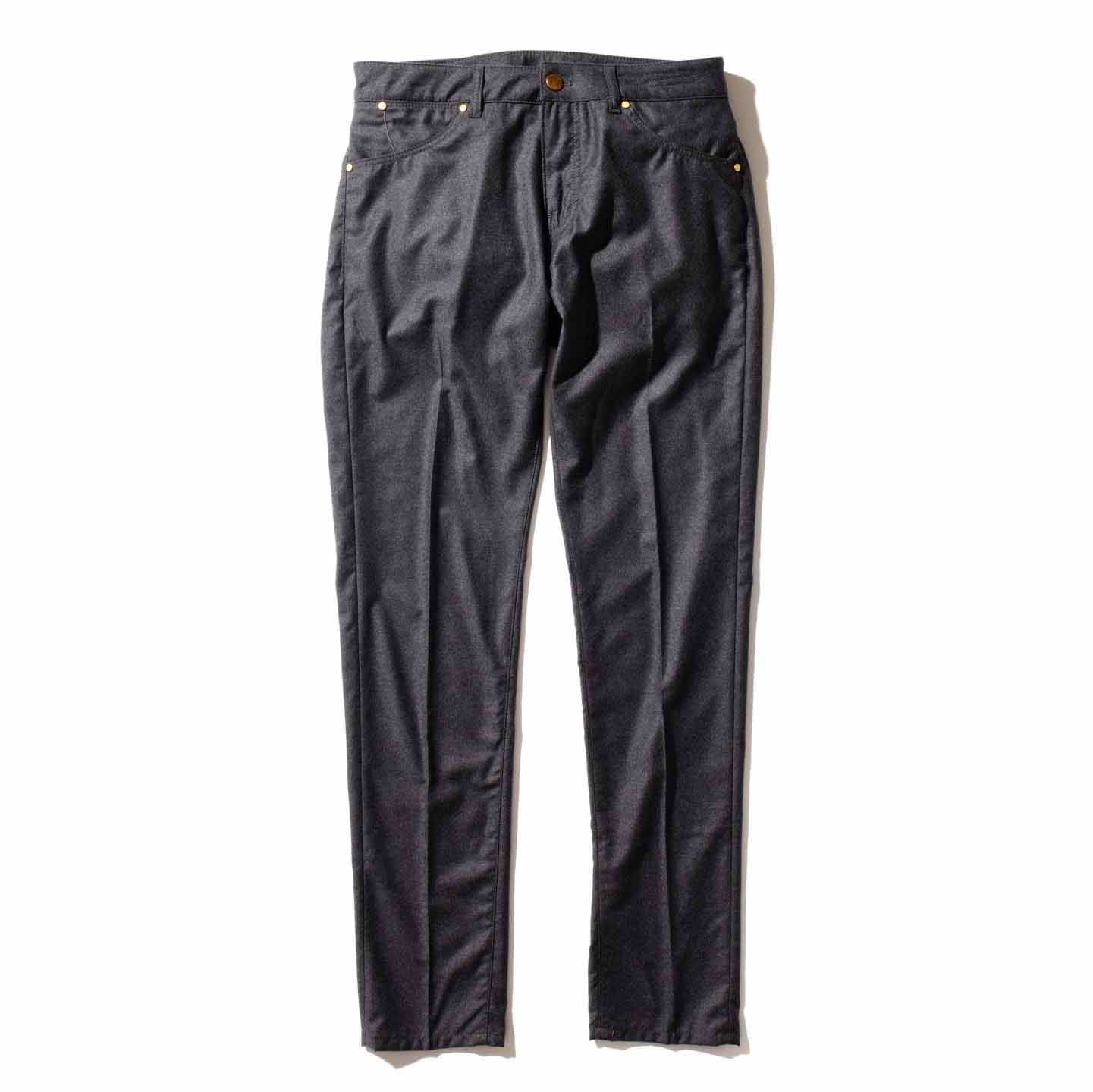 パンツ¥38,000(バーニーズ ニューヨーク カスタマーセンター〈ピーティー トリノ デニム〉)