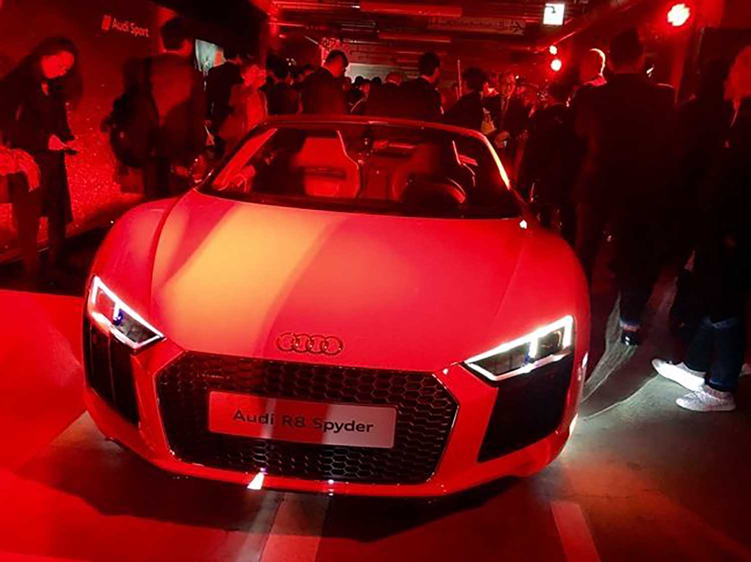 クーペから1年遅れで登場した「R8スパイダー」。ミッドシップの2座スーパースポーツカーだ。