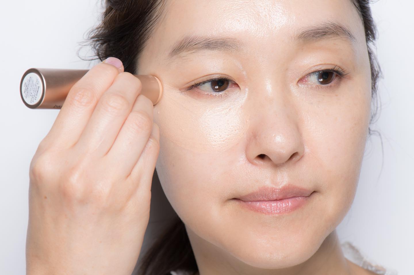 目の下からこめかみに向けて、ファンデーションを位置をずらしながら3回塗るのが目安。