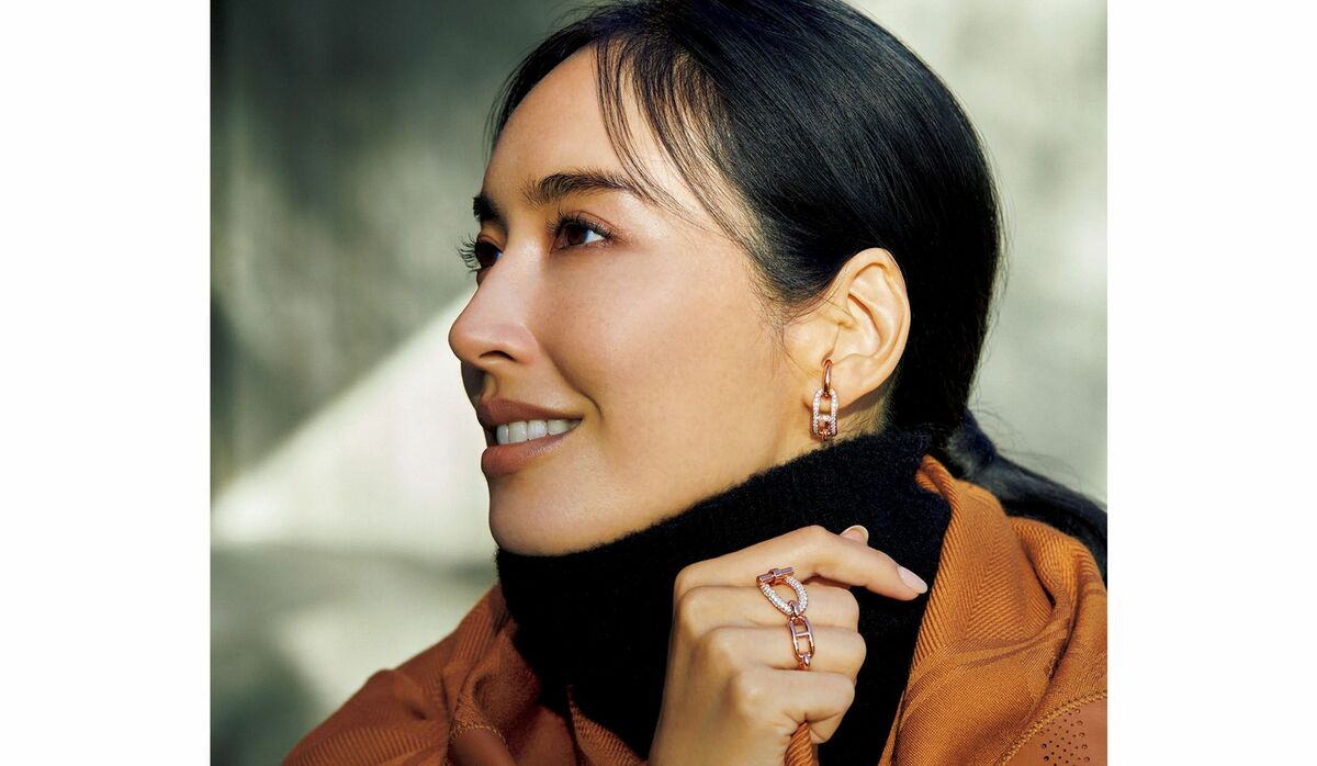 幸福感を上げる「エルメス」｜ストール＆ジュエリーをデイタイムから