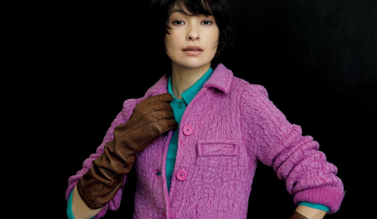 1/17 Fri｜「ミュウミュウ」のグローブをビビッドな配色の装いに