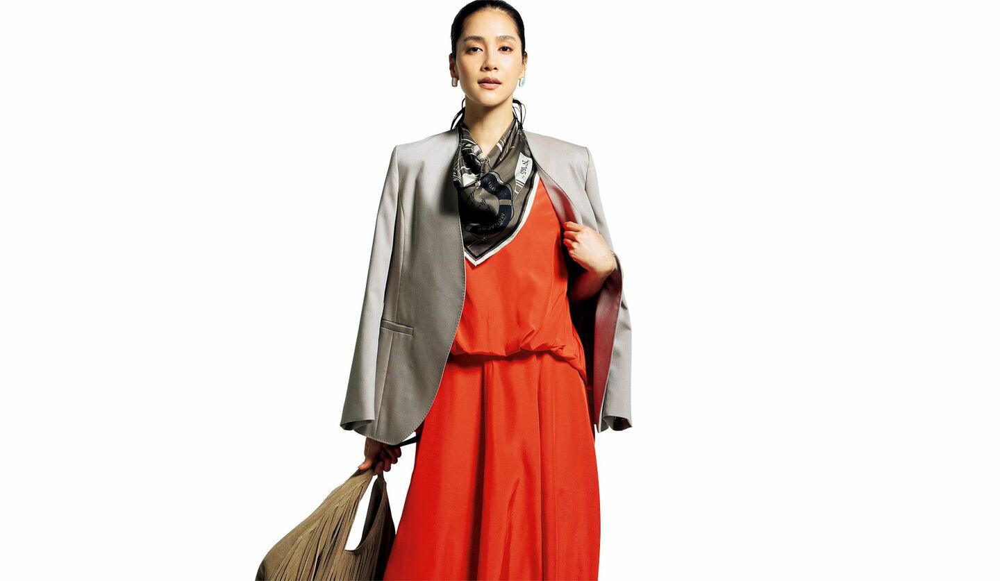 「エステータ」のジャケットと「アドーア」のワンピースを着用したモデル