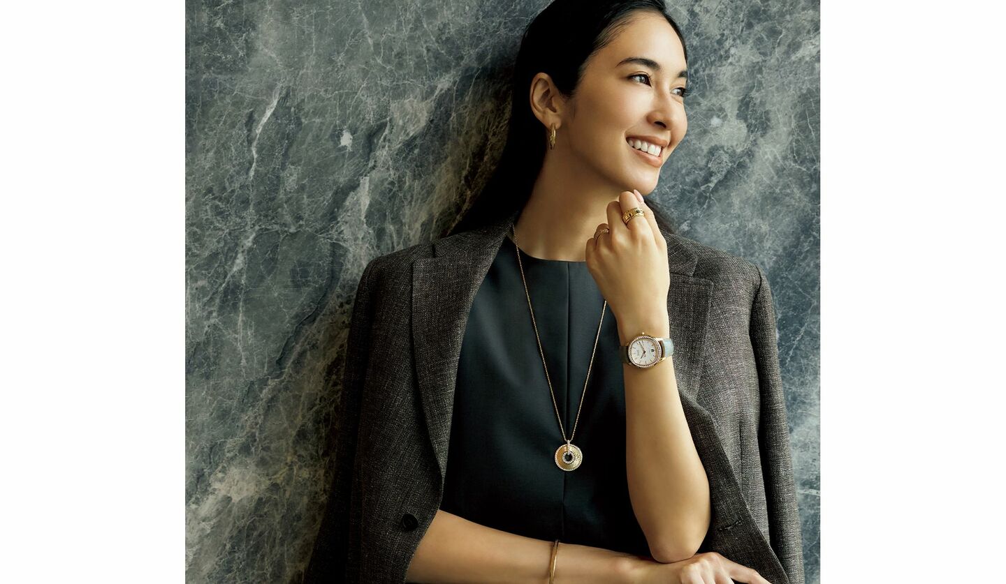 かさばらずにバリエーションを携行できる時計＆ジュエリーが、 着こなしの変化づけや華やぎの演出を助けてくれます。「ピアジェ」の時計『ピアジェ ポロ デイト』を着用した立野リカさん。LVMHウォッチ・ジュエリーの時計『スピリット オブ ビッグ・バン スチール ホワイト ダイヤモンド』、チェーンネックレス・チャーム・リング ・『フォース10ウィンチ』、ブレスレット『フォース10』、ブチェラッティの時計『マクリ ウォッチ』、ピアス『ロンビ』、ブレスレット『マクリ』、リング『ロンビ』・『ラマージュ』
