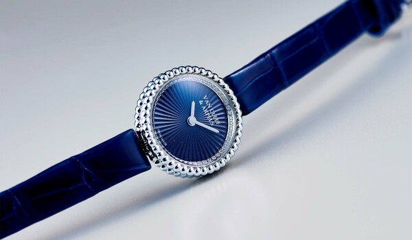 「VAN CLEEF & ARPELS（ヴァン クリーフ＆アーペル）」小ぶりな23mm径へと昇華した新作時計『ペルレ ウォッチ、23mm』登場