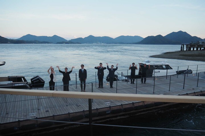 桟橋から屋形船で出発する際の見送り景色