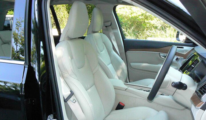 シートの座り心地は上々。高い視点から眺める景色は、SUV乗りの特権だ。