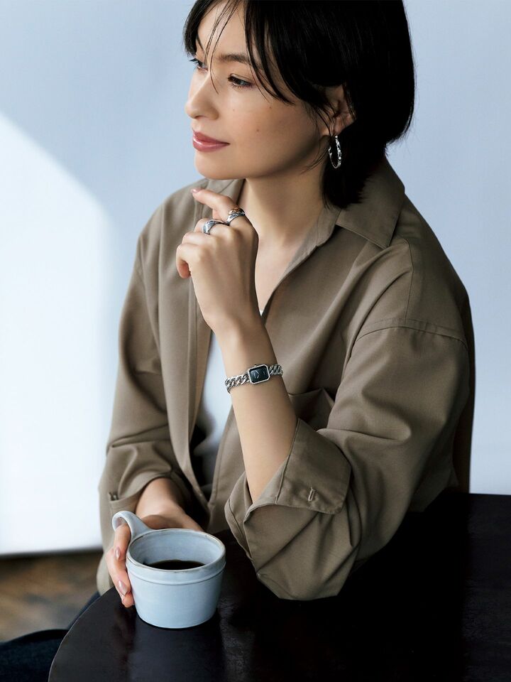 スキッパーシャツに「シャネル」の時計『プルミエール』を合わせたモデルの太田莉菜さん