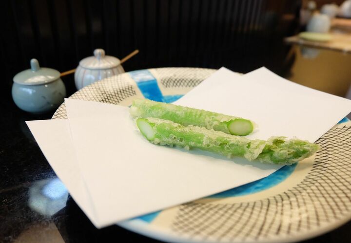 薄衣で鮮やかな深緑が透ける旬のアスパラ