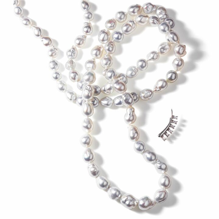 1連でも2連でも決まる。パールネックレス［ホワイトゴールド×南洋真珠 白蝶、100cm］￥835,000（TASAKI）、イヤーカフ『バゲット アイラッシュ カフ』［ホワイトゴールド×ダイヤモンド］￥370,000（ザ・ショーケース バイ デルパン GINZA SIX店〈イレアナ・マクリ〉）　[Precious2019年4月号131ページ] 