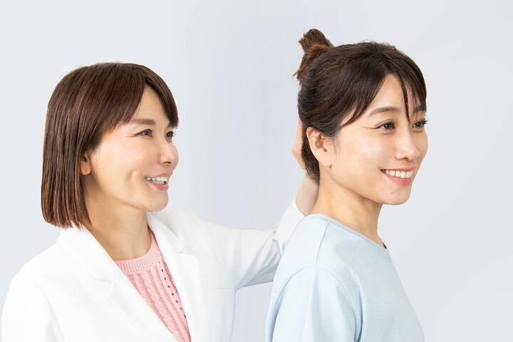 2人の女性 マッサージの指導をしている