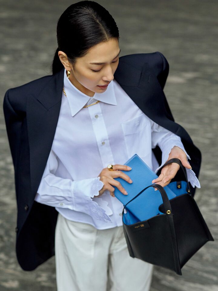 セリーヌのウエアを着用したモデルの大塚まゆかさん