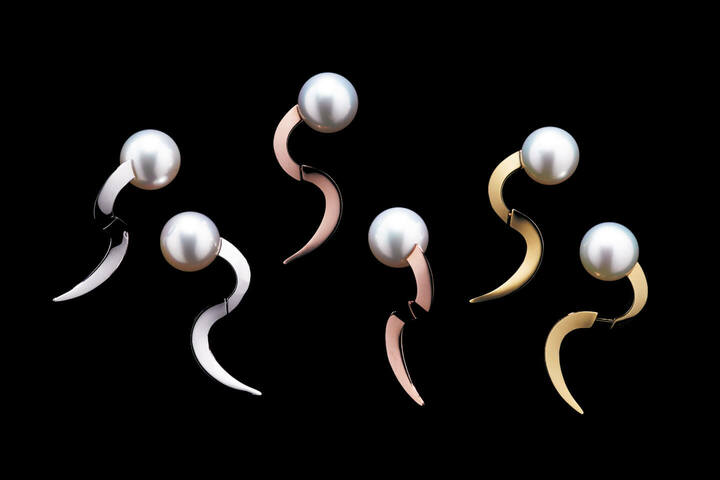球体のブイをパールで表現した本体とカーブを描くキャッチ部分がなめらかにつながる精緻な設計。ピアス『ブイ』各￥1,300,000〈左〉［ホワイトゴールド×南洋真珠 白蝶］・〈中〉［SAKURA ゴールド×南洋真珠 白蝶］・〈右〉［イエローゴールド×南洋真珠 白蝶］（TASAKI〈TASAKI Atelier〉）