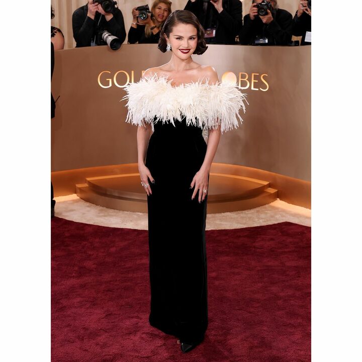 ゴールデングローブ賞にシャネルのウエアを纏い登場したセレーナ・ゴメス