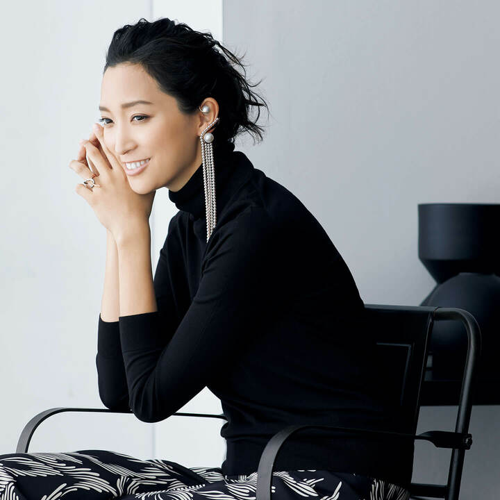 ピアス『ウォーターフォール』各￥1,900,000［SAKURA ゴールド×あこや真珠×南洋真珠 白蝶］・リング『オーロラ』￥560,000［ホワイトゴールド×SAKURA ゴールド×ダイヤモンド］（TASAKI〈TASAKI Atelier〉）　ニット￥53,000（トラデュイール）　パンツ￥95,000（イーストランド〈ヴィクトリア ヴィクトリア・ベッカム〉）